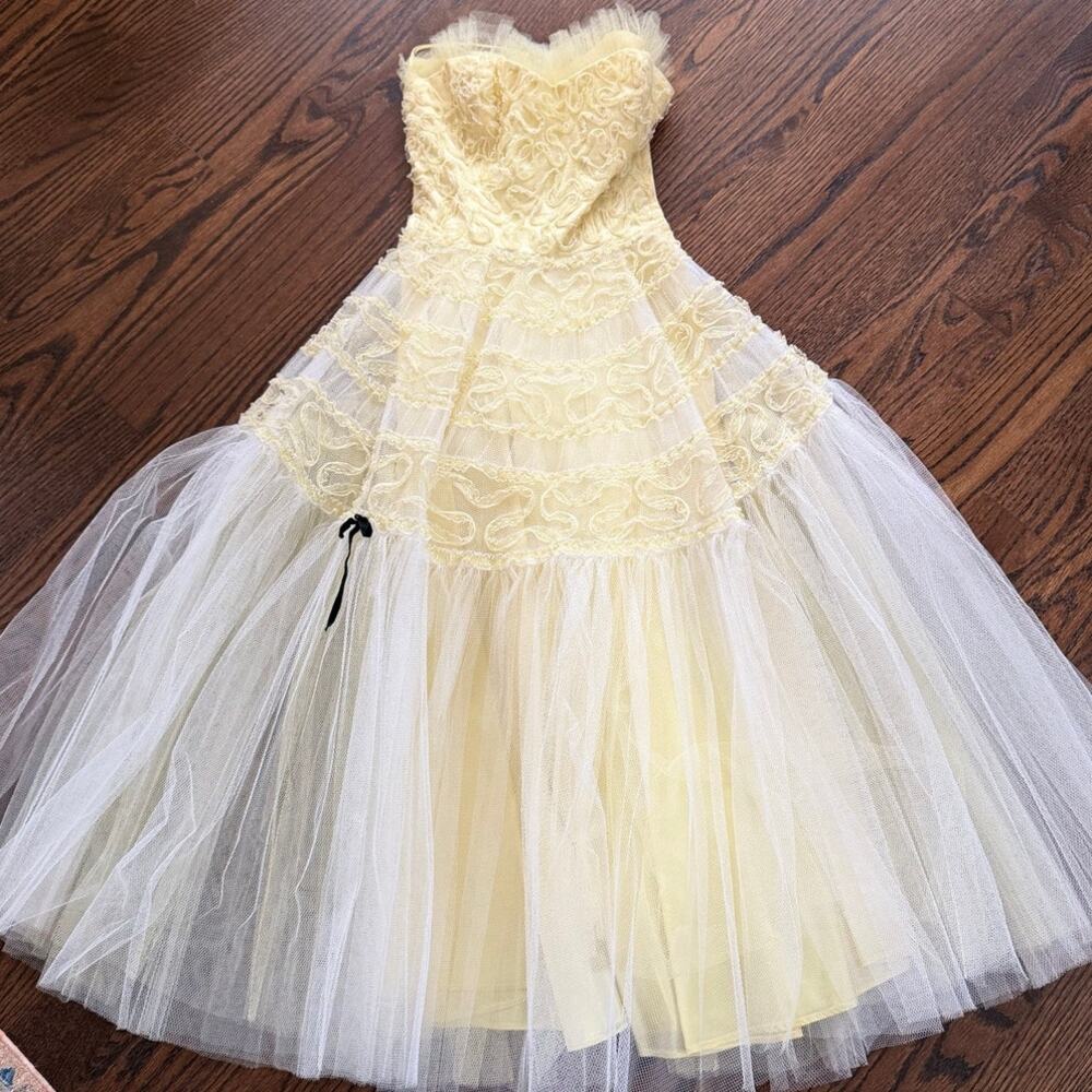 Vintage 50s Yellow Lace & Tulle Sweetheart Strapless Cupcake Midi Party Dress